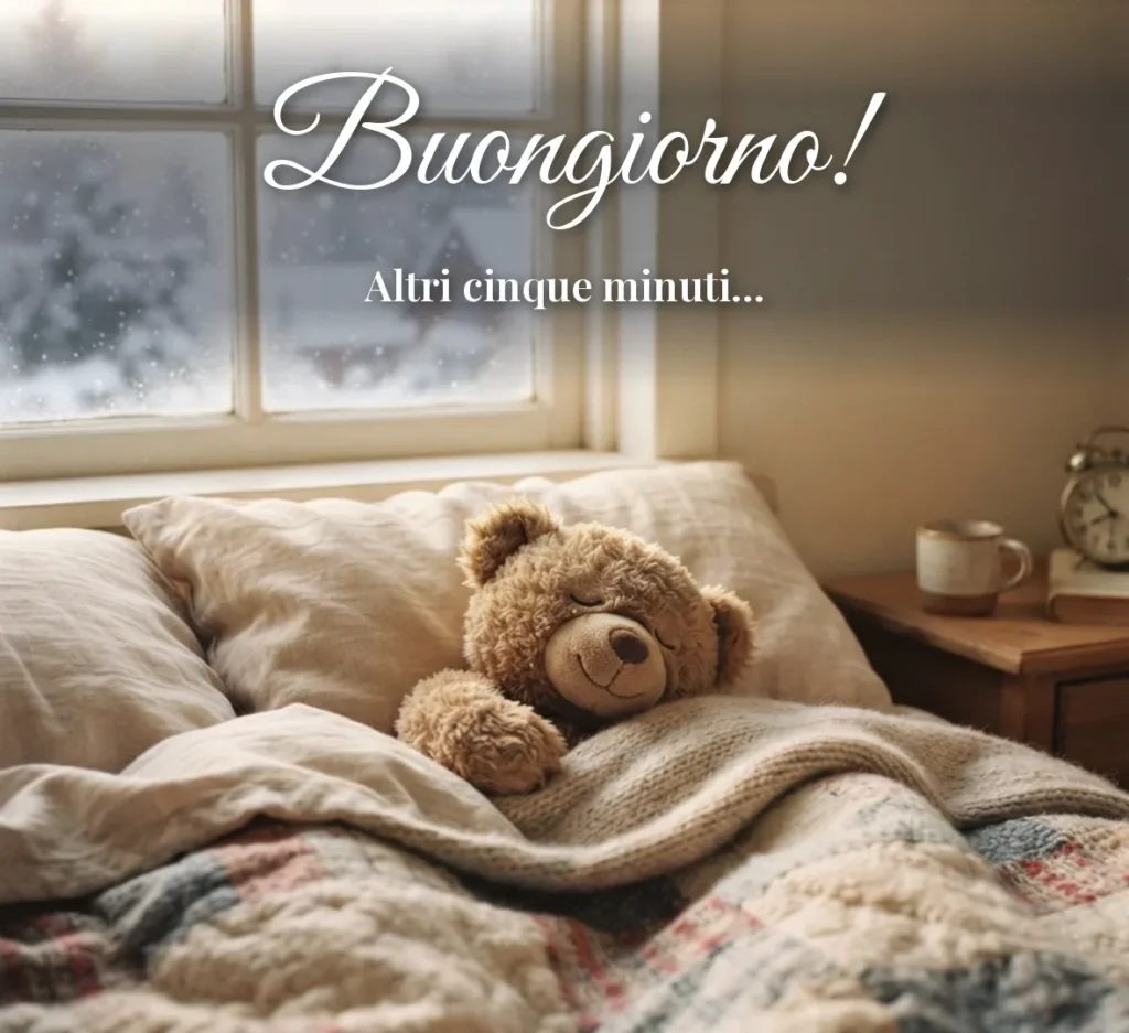 Orsetto di peluche sotto le coperte con la neve fuori