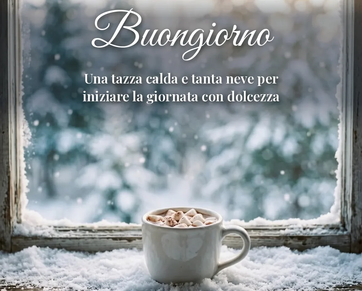 Buongiorno invernale con tazza di cioccolata calda sulla neve