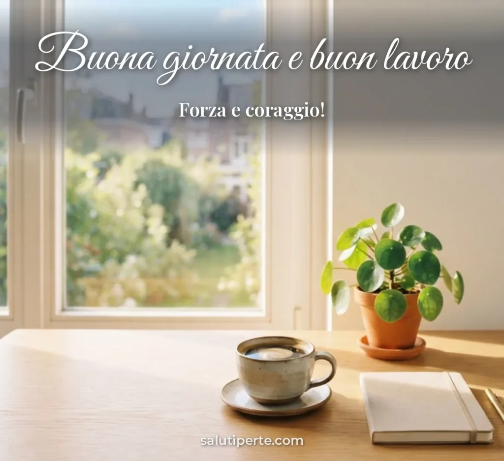 Scrivania ordinata con caffè e piante