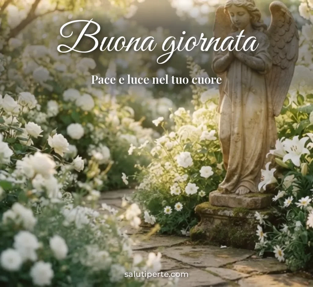 Statua di angelo tra fiori bianchi