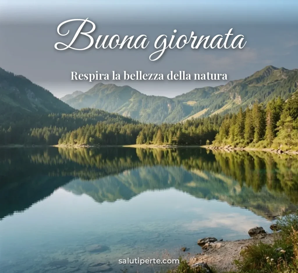 Lago di montagna al mattino