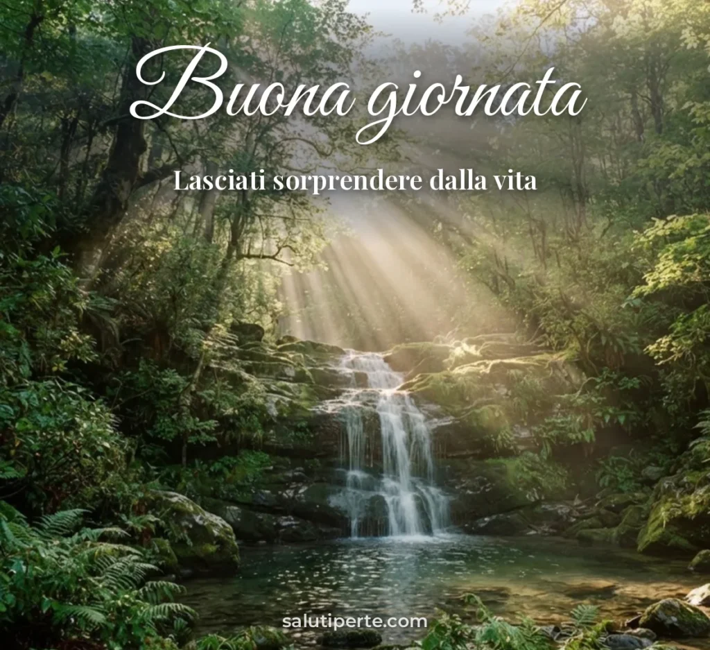 Cascata nel bosco verde