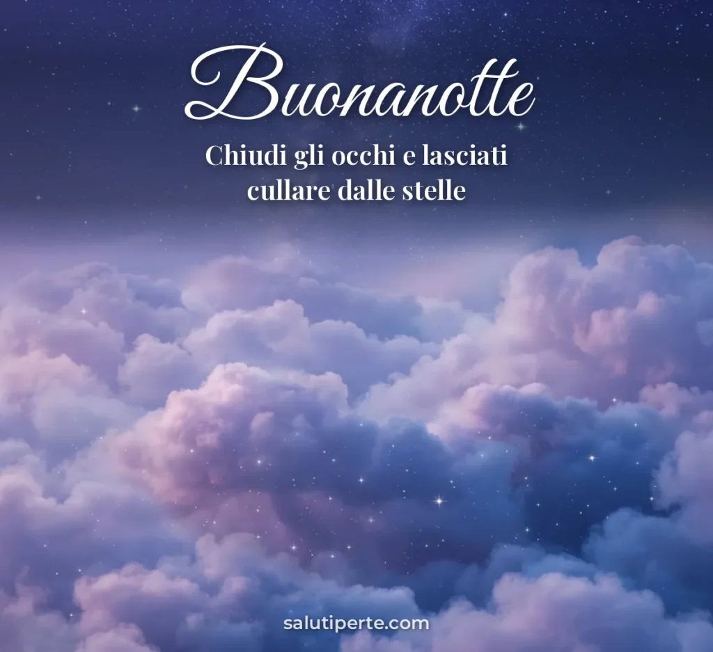 Nuvole morbide e stelle nel cielo notturno