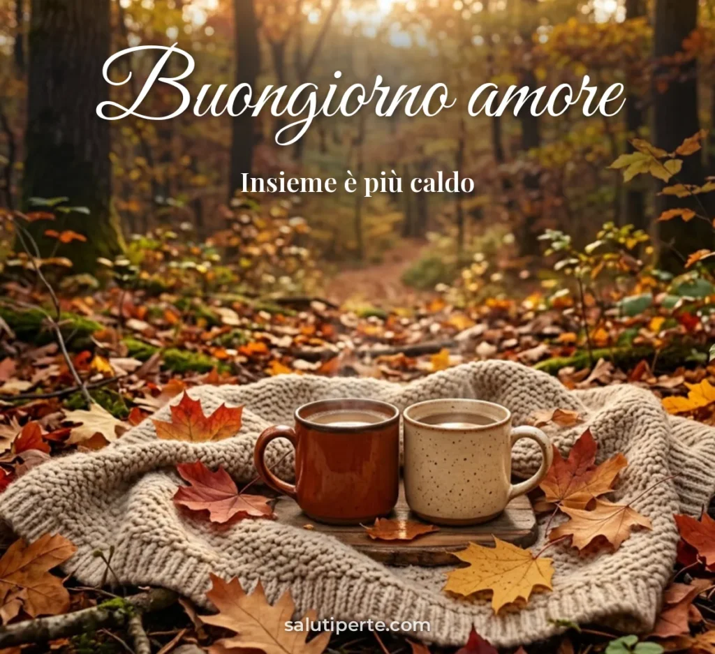 Due tazze vicine con foglie