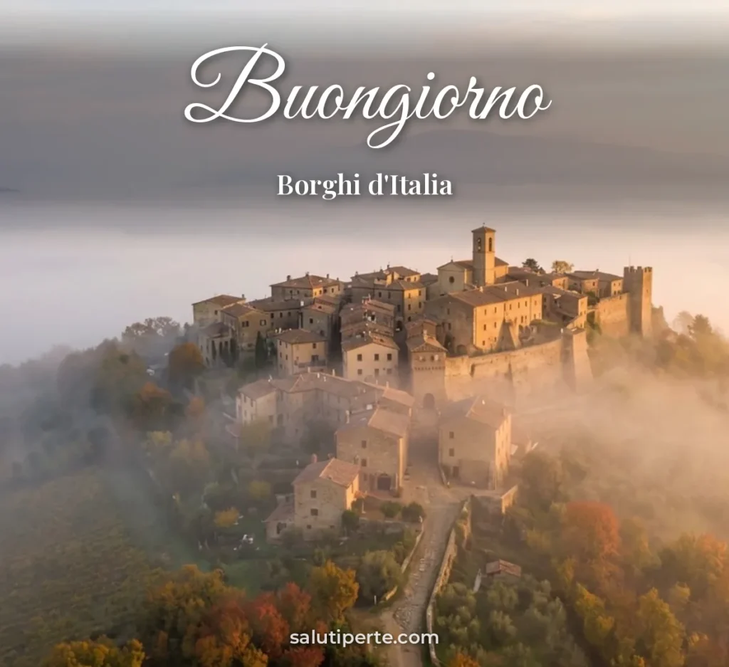 Borgo italiano nella nebbia