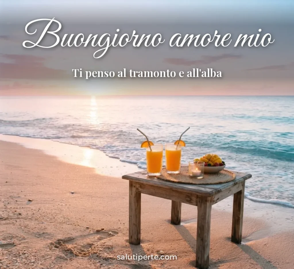 Due bicchieri di succo sulla spiaggia