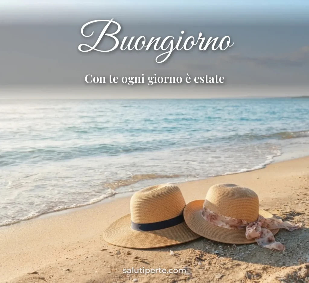 Due cappelli di paglia sulla sabbia