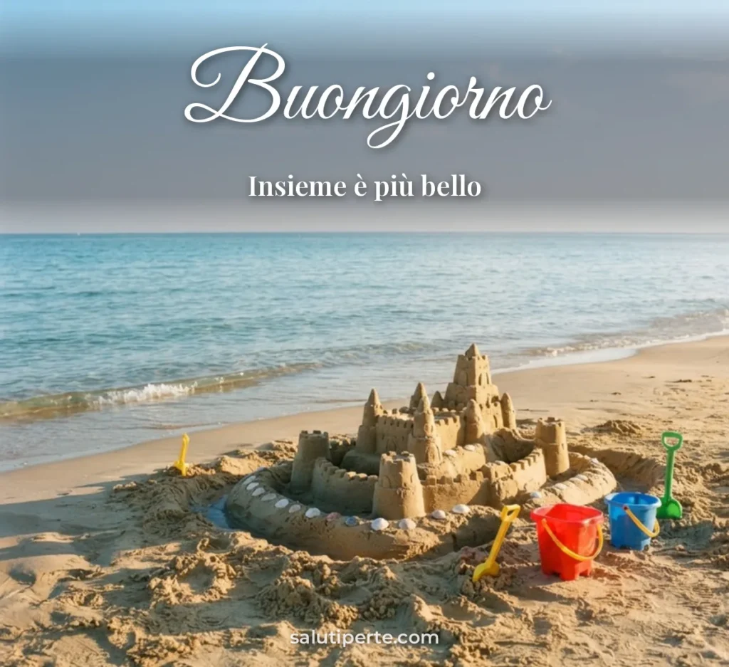 Castello di sabbia sulla spiaggia