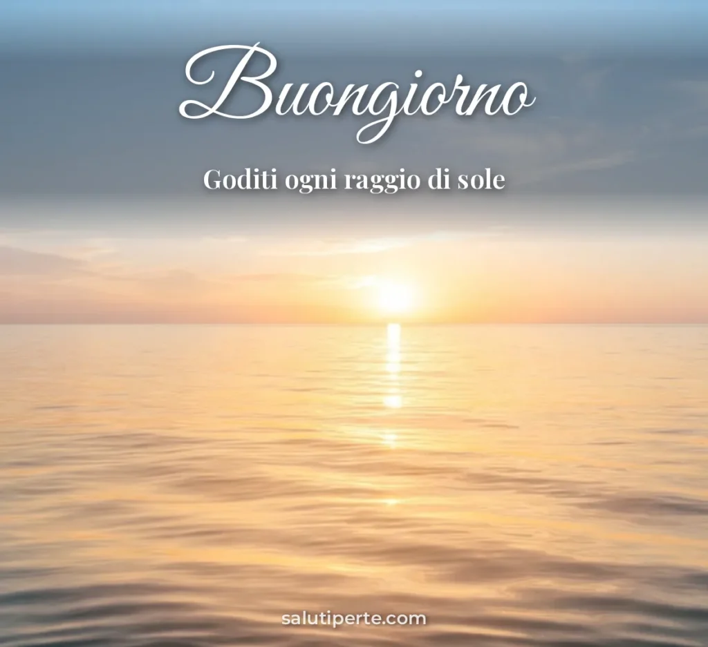 Sole che sorge sul mare
