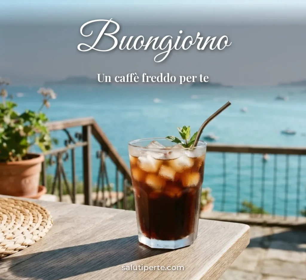 Caffè freddo con ghiaccio sul balcone