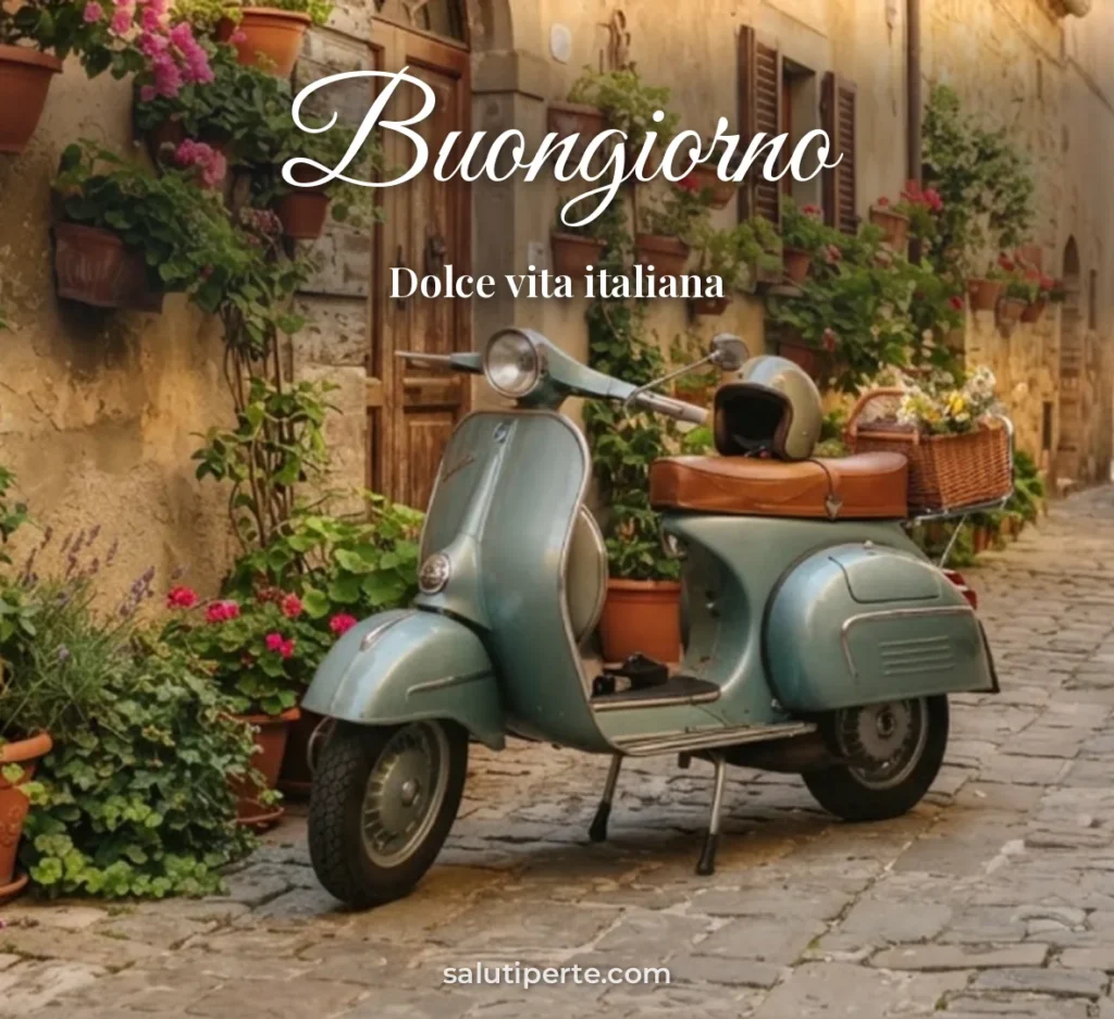 Vespa in un vicolo con fiori
