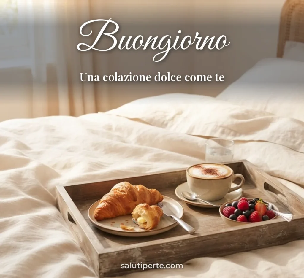 Cornetti e cappuccino su vassoio