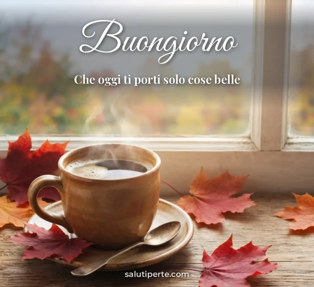 Tazza di caffè e foglie d'ottobre sul davanzale