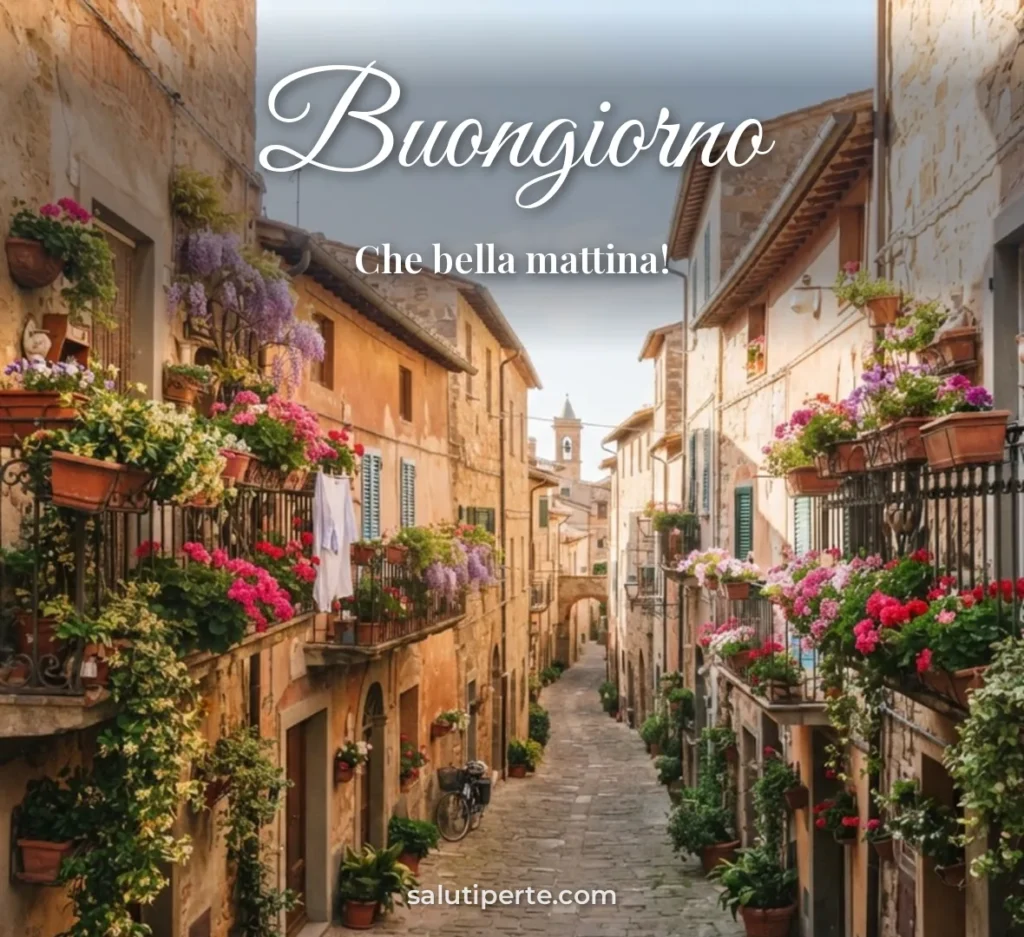 Vicolo italiano con fiori sui balconi