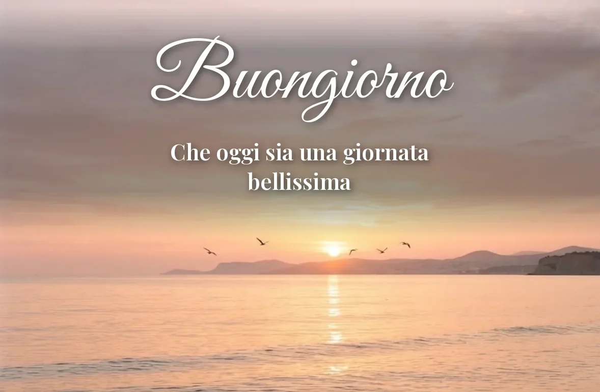 Alba luminosa sul mare per il buongiorno
