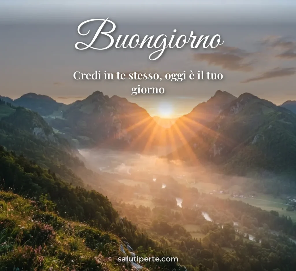 Sole che sorge tra le montagne